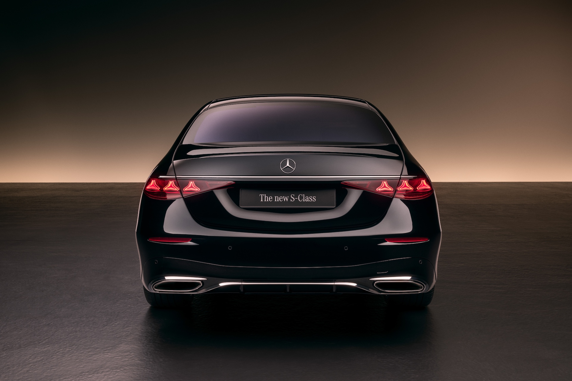 Die neue S-Klasse. Stuttgart, 2026. Lackfarbe: MANUFAKTUR black sparkling Exterieur: AMG Line Interieur: MANUFAKTUR tiefweiß / schwarz; Exklusiv-Paket The new S-Class. Stuttgart, 2026. Exterior colour: MANUFAKTUR black sparkling Exterior: AMG Line Interior: MANUFAKTUR deep white/black; Exclusive Package