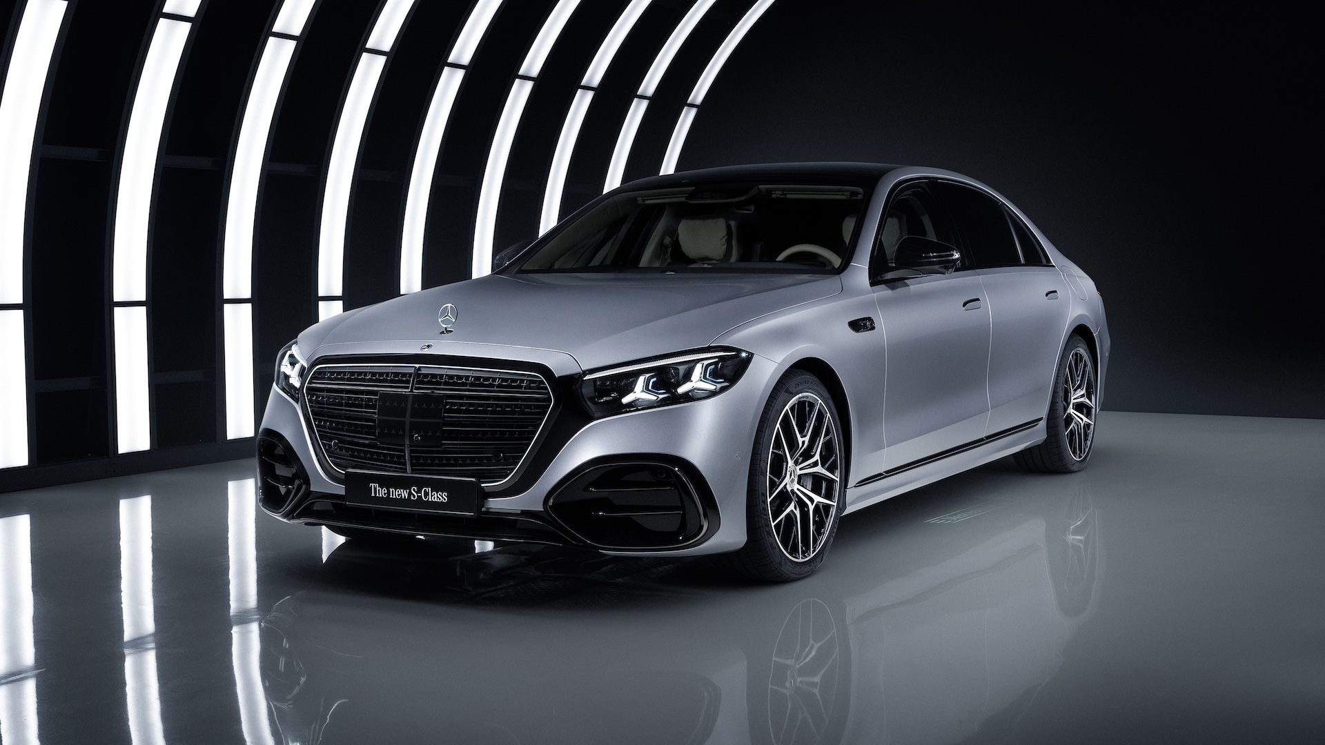 Die neue S-Klasse. Stuttgart, 2026. Lackfarbe: Hightechsilber metallic Exterieur: AMG Line; Night-Paket Interieur: Exklusives Nappa-Leder macchiatobeige / magmagrau; Exklusiv-Paket The new S-Class. Stuttgart, 2026. Exterior colour: Hightech silver metallic Exterior: AMG Line; Night Package Interior: Exclusive Nappa leather macchiatobeige / magmagrey; Exclusive Package