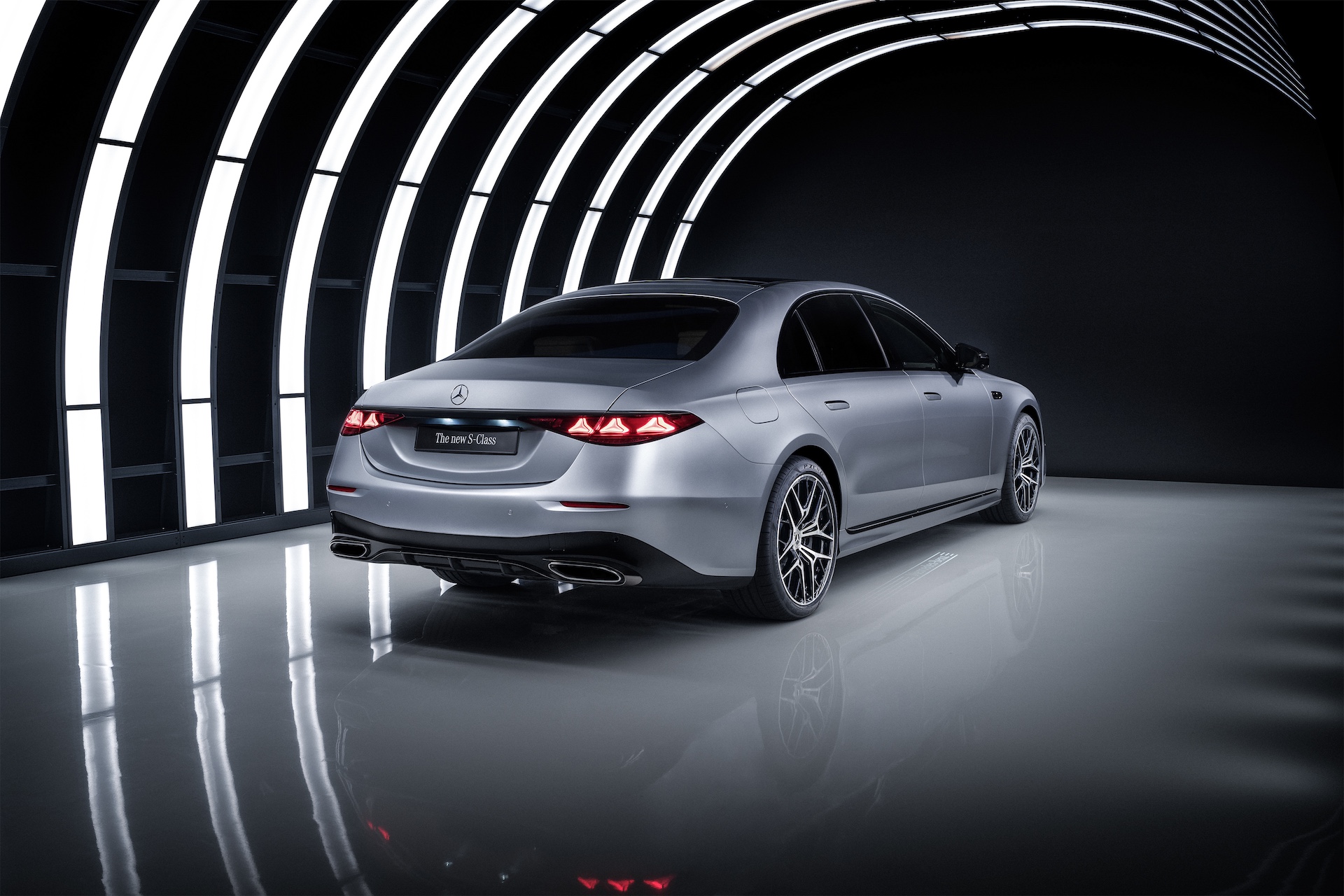 Die neue S-Klasse. Stuttgart, 2026. Lackfarbe: Hightechsilber metallic Exterieur: AMG Line; Night-Paket Interieur: Exklusives Nappa-Leder macchiatobeige / magmagrau; Exklusiv-Paket The new S-Class. Stuttgart, 2026. Exterior colour: Hightech silver metallic Exterior: AMG Line; Night Package Interior: Exclusive Nappa leather macchiatobeige / magmagrey; Exclusive Package