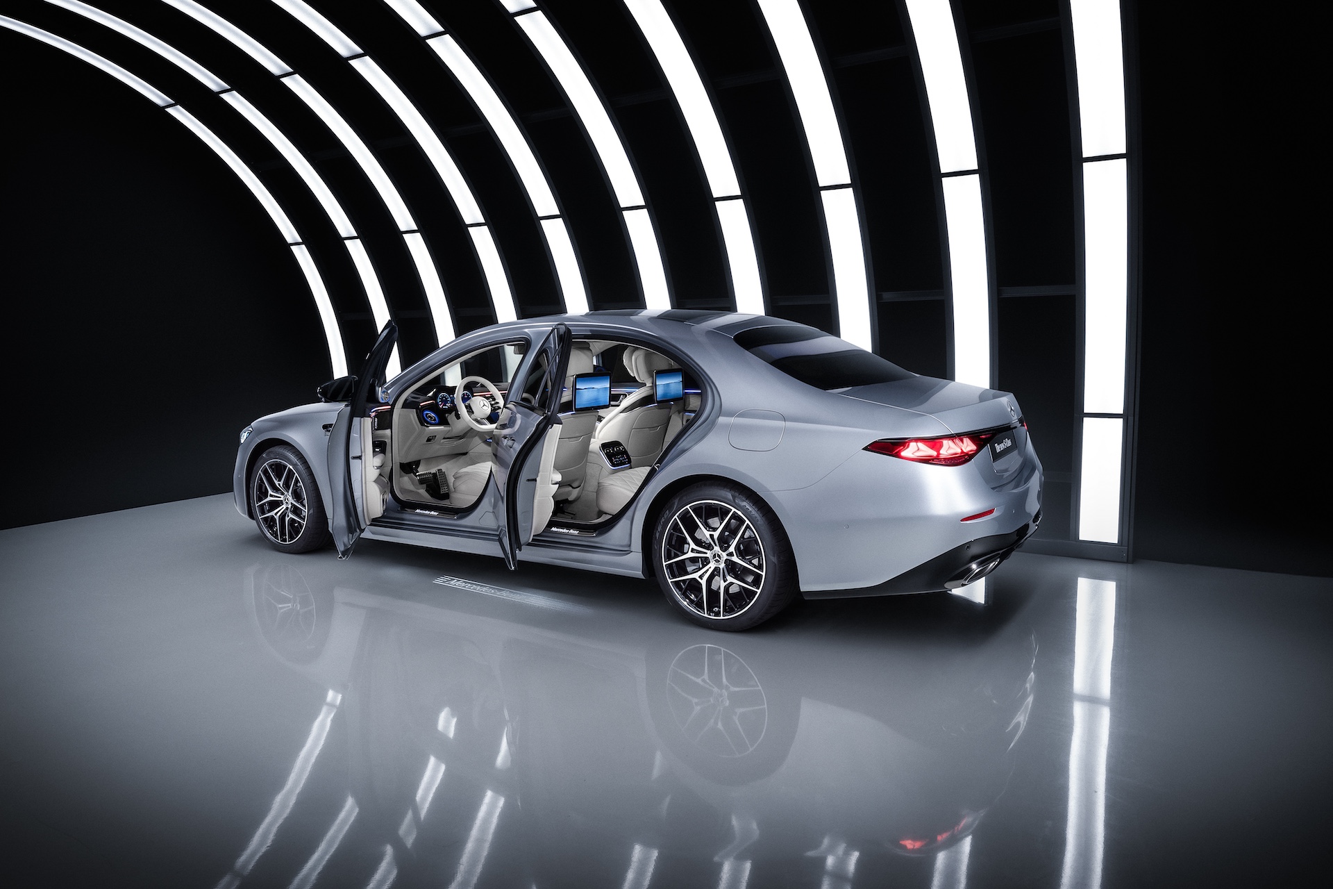 Die neue S-Klasse. Stuttgart, 2026. Lackfarbe: Hightechsilber metallic Exterieur: AMG Line; Night-Paket Interieur: Exklusives Nappa-Leder macchiatobeige / magmagrau; Exklusiv-Paket The new S-Class. Stuttgart, 2026. Exterior colour: Hightech silver metallic Exterior: AMG Line; Night Package Interior: Exclusive Nappa leather macchiatobeige / magmagrey; Exclusive Package