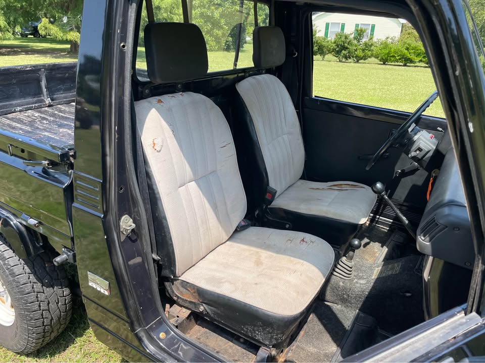 1982 Suzuki SJ410K pickup seats.