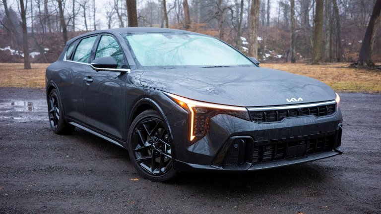 Kia K4 Hatch in gray, front three-quarter view