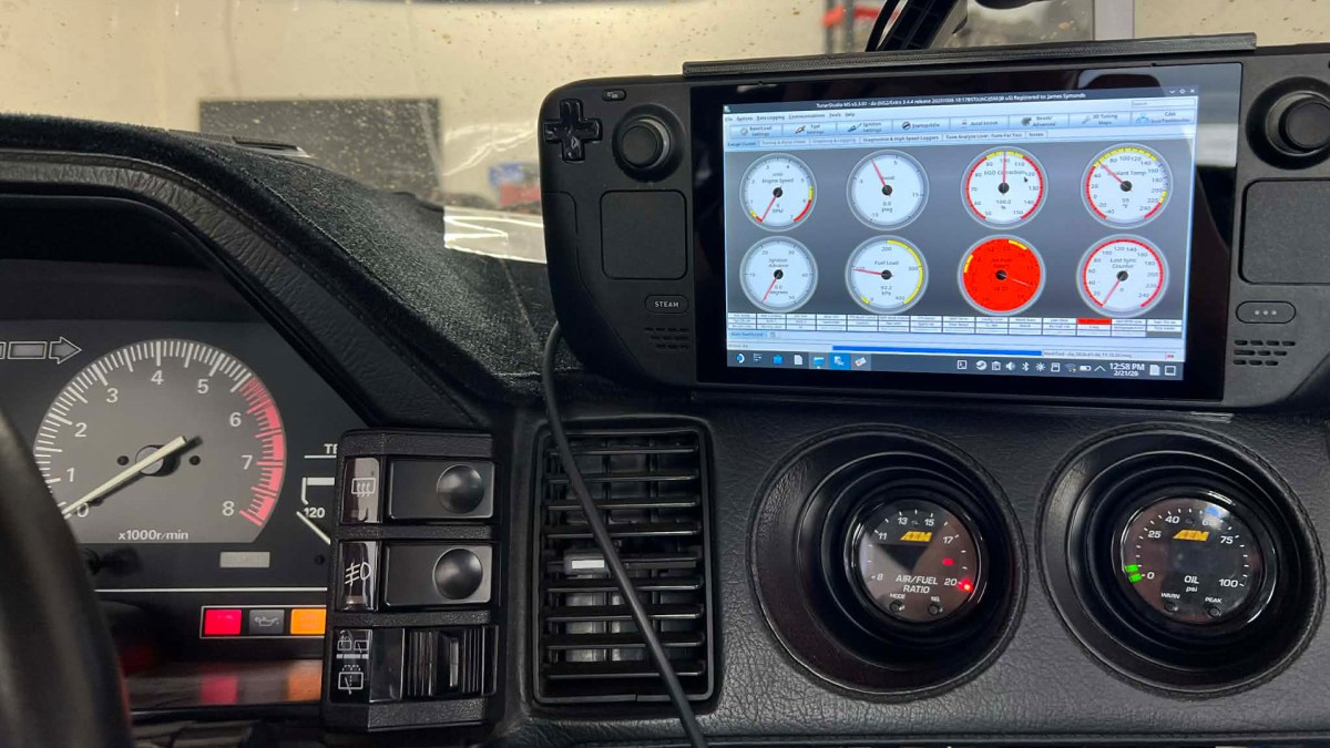 Heimwerker montiert Steam Deck Gaming Handheld an seinem Nissan 300ZX