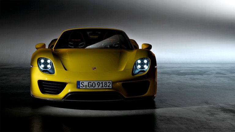Porsche 918 Spyder front end in yellow