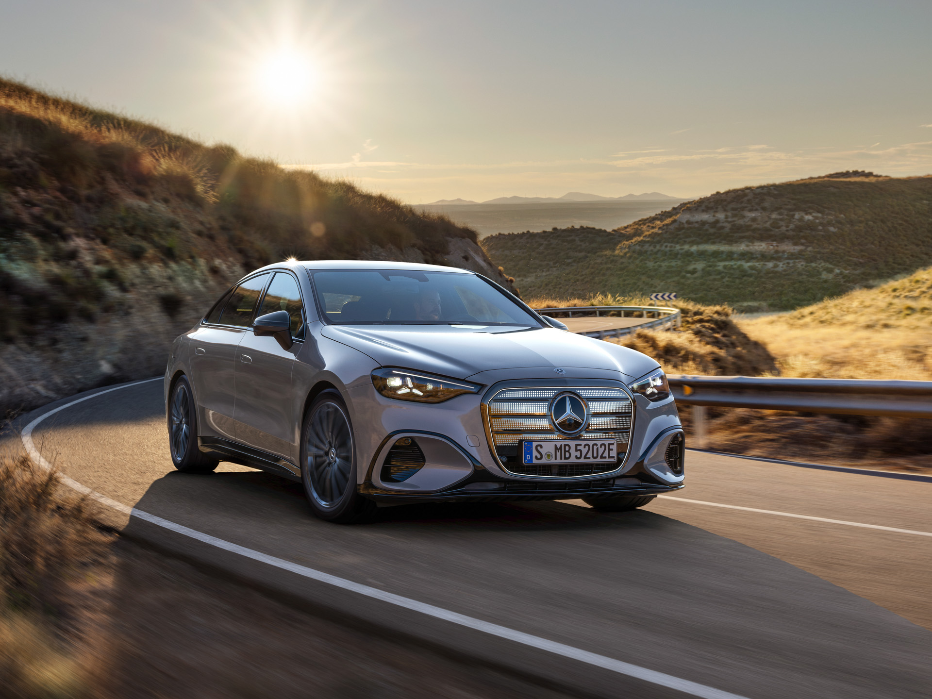 Der neue Mercedes-Benz C 400 4MATIC elektrisch. Mercedes-Benz C 400 4MATIC elektrisch | Energieverbrauch kombiniert: 18,5-14,1 kWh / 100 km | CO2-Emissionen kombiniert: 0 g/km | CO2-Klasse: A Exterieur: AMG Line Plus; lavender silver;Mercedes-Benz C 400 4MATIC elektrisch | Energieverbrauch kombiniert: 18,5-14,1 kWh / 100 km | CO2-Emissionen kombiniert: 0 g/km | CO2-Klasse: A* The all-new Mercedes-Benz C 400 4MATIC electric. Mercedes-Benz C 400 4MATIC electric | Combined energy consumption: 18.5–14.1 kWh/100 km | Combined CO₂ emissions: 0 g/km | CO₂ class: A Exterior: AMG Line Plus; lavender silver;Mercedes-Benz C 400 4MATIC electric | Combined energy consumption: 18.5–14.1 kWh/100 km | Combined CO₂ emissions: 0 g/km | CO₂ class: A*