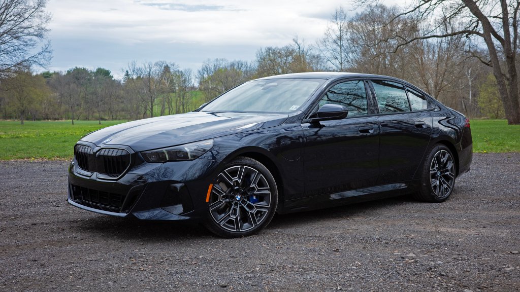 BMW 550e front three quarter view