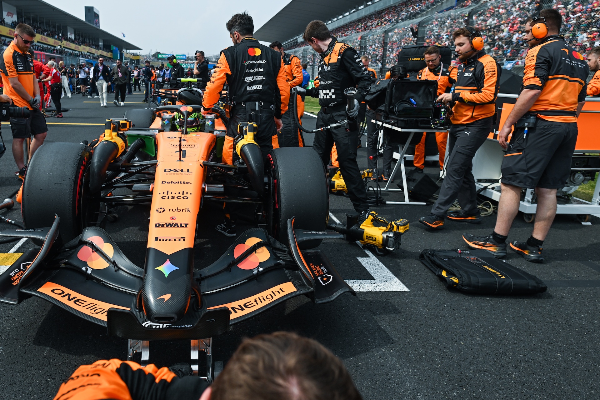 SUZUKA, JAPAN - MARCH 29: Team staff prepare the McLaren MCL40 of Lando Norris on the grid before the start of the 2026 Japanese Grand Prix at Suzuka International Racing Course on March 29, 2026, in Suzuka, Mie Prefecture, Japan. (Photo by Artur Widak/NurPhoto)