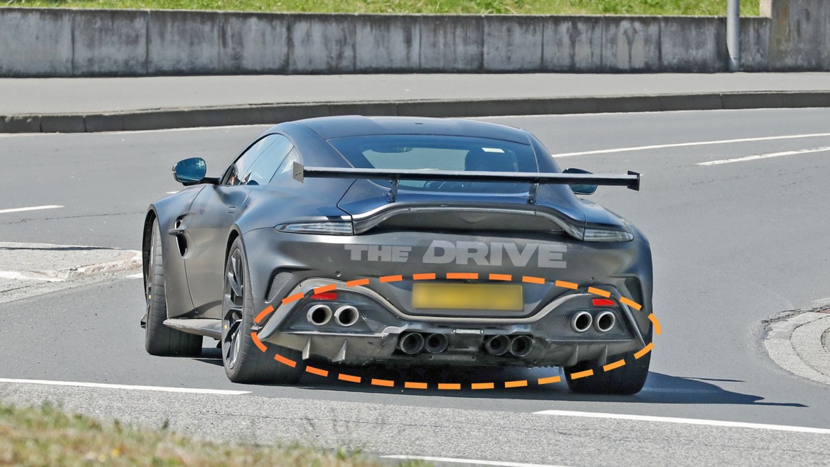 Zähl sie: Aston Martin Vantage mit acht Auspuffrohren bei Testfahrten ...