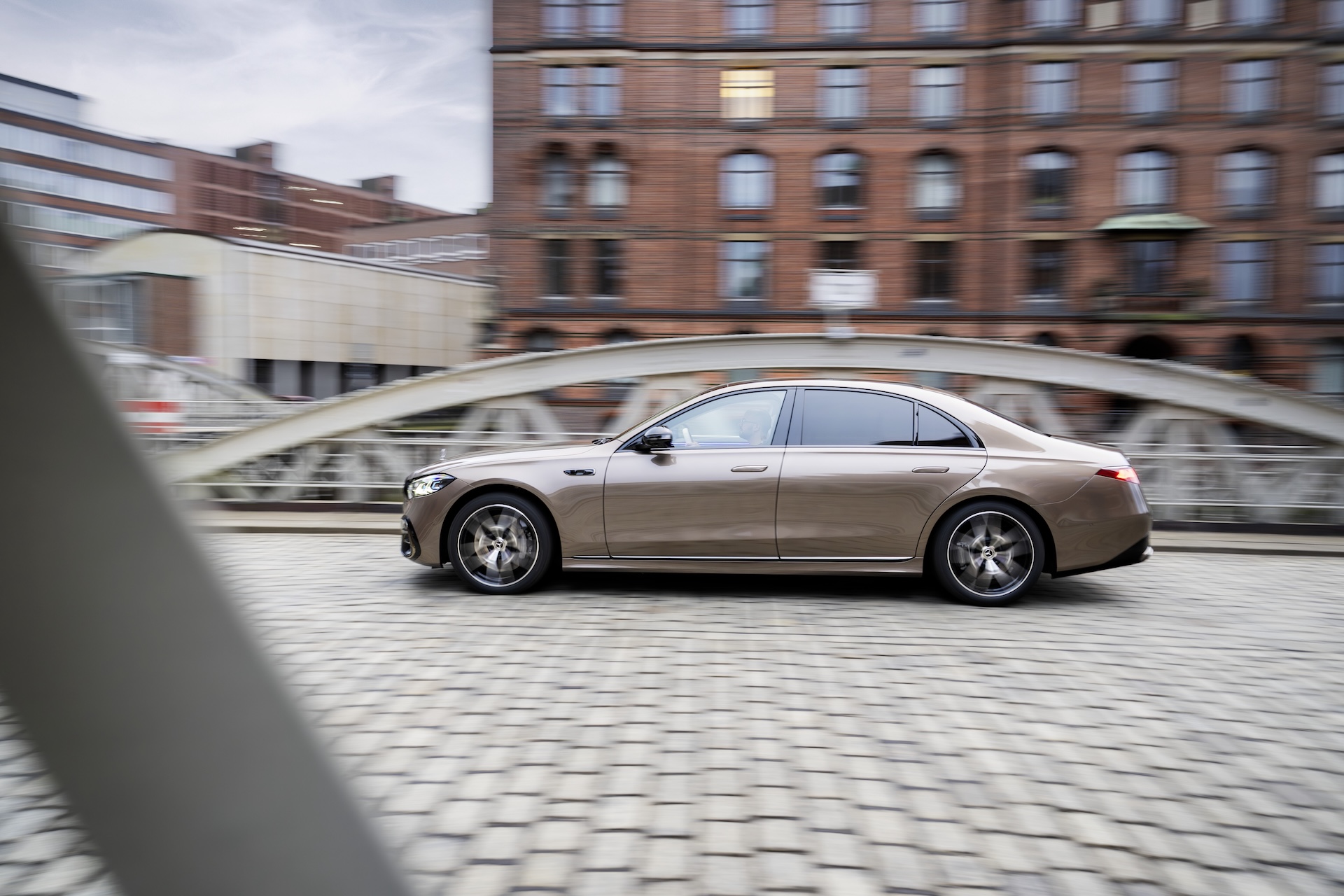 Test Drive Mercedes-Benz S-Class, Baltic Sea, Germany, 2026. Exterior: AMG Line, velvet brown metallic Interior: Exclusive Nappa Leather macchiato beige / magma Mercedes-Benz S 500 4MATIC long version | Combined energy consumption: 9.1 - 8.3 l/100 km | Combined CO₂ emissions: 206 - 188 g/km | CO₂ efficiency class: G1