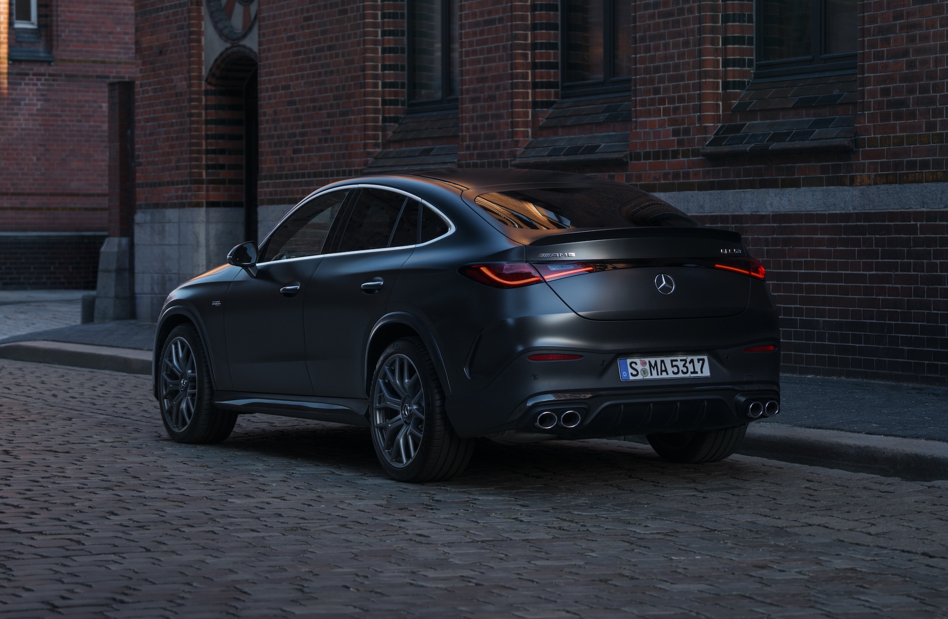 Mercedes-AMG GLC 53 4MATIC+ Coupé: Exterior MANUFAKTUR graphite grey magno, Interior Leather Nappa AMG black | combined fuel consumption: 9.7-9.2 l/100 km | combined CO2-emissions: 221-209 g/km | CO2-class: G