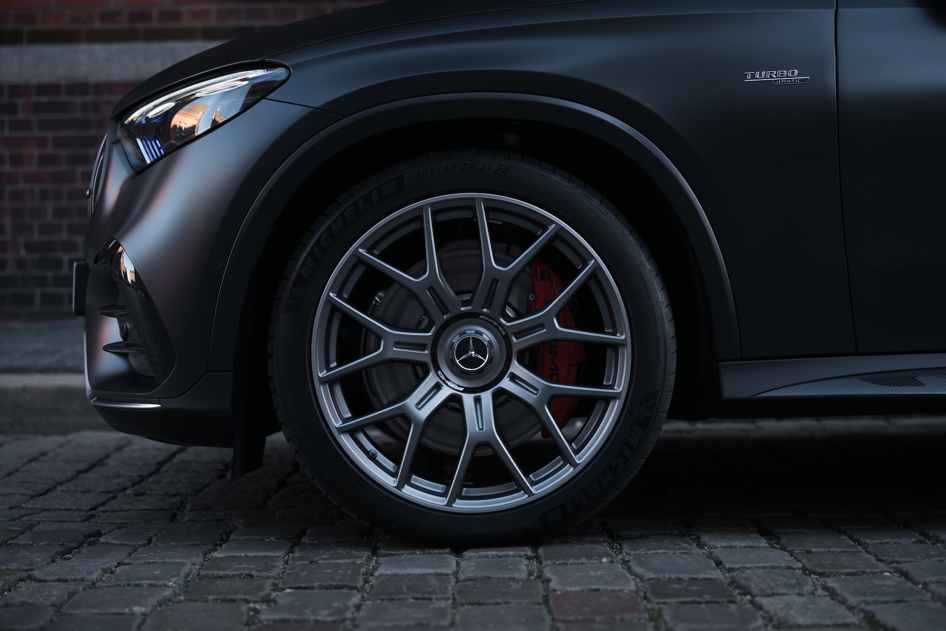 Mercedes-AMG GLC 53 4MATIC+ Coupé: Exterior MANUFAKTUR graphite grey magno, Interior Leather Nappa AMG black | combined fuel consumption: 9.7-9.2 l/100 km | combined CO2-emissions: 221-209 g/km | CO2-class: G