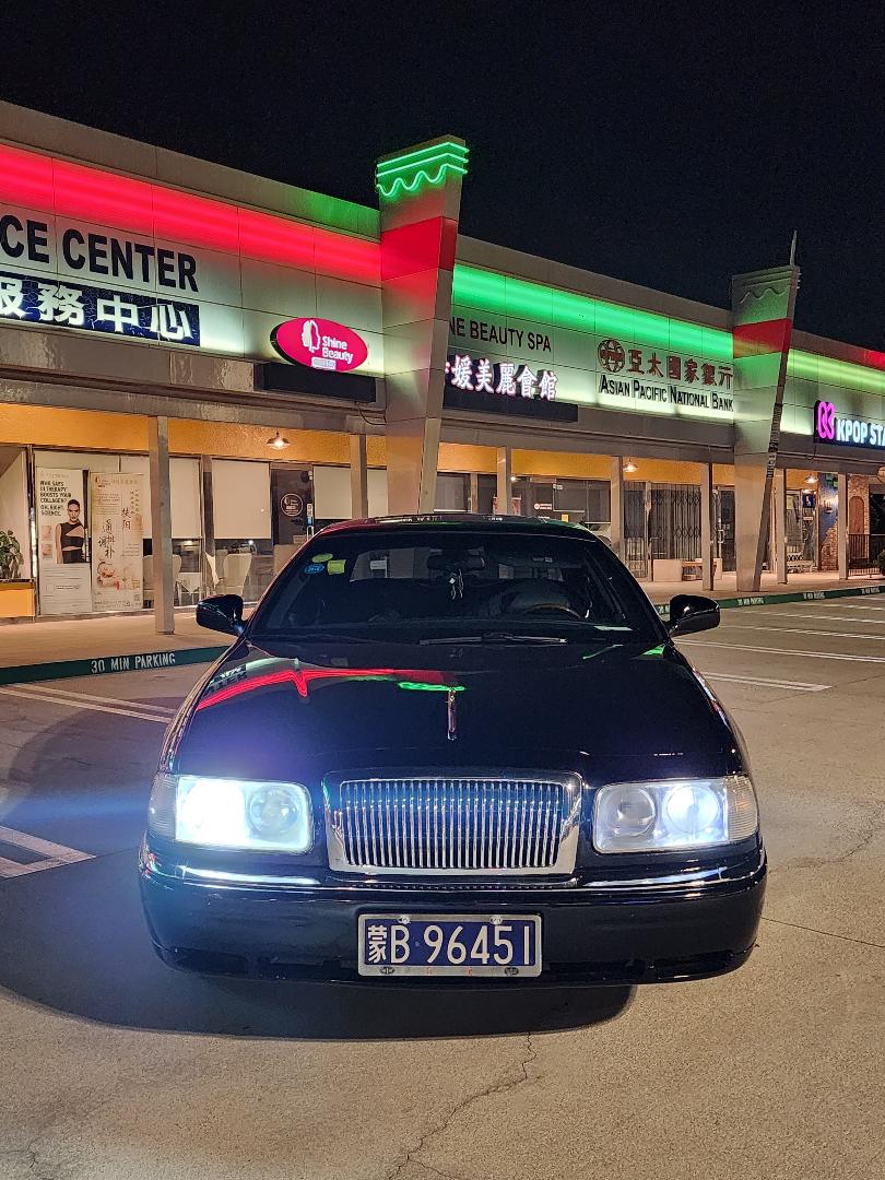 Hongqi replica based on 2001 Lincoln Town Car