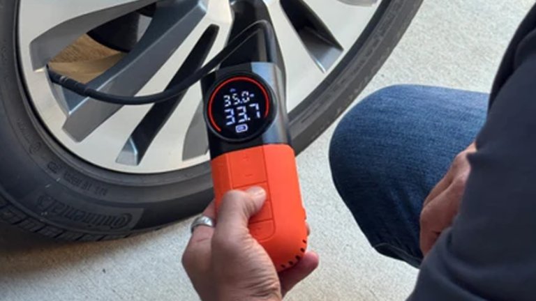 Etenwolf S1 tire inflator in action