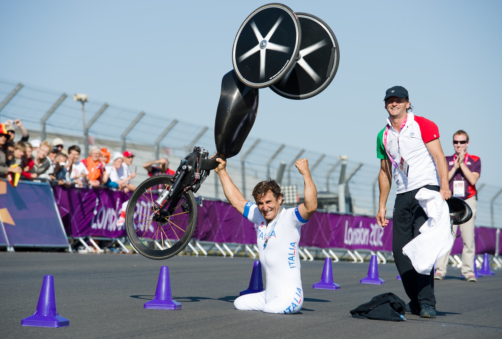 Italy's Alessandro Zanardi celebrates after winning the gold medal in the men's individual H4 time trial cycling final during the London 2012 Paralympic Games at Brands Hatch circuit, in Kent, southern England on September 5, 2012. AFP PHOTO / LEON NEAL (Photo credit should read LEON NEAL/AFP/GettyImages)