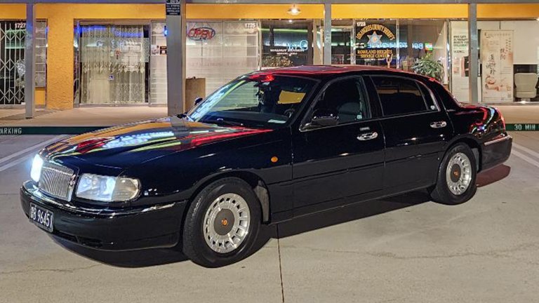 Hongqi replica based on 2001 Lincoln Town Car