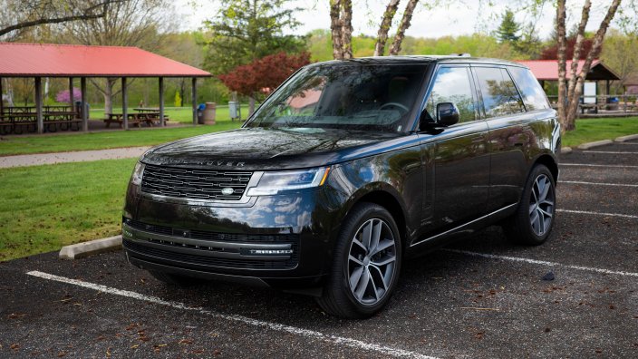Black Land Rover Range Rover SE PHEV front three-quarters view