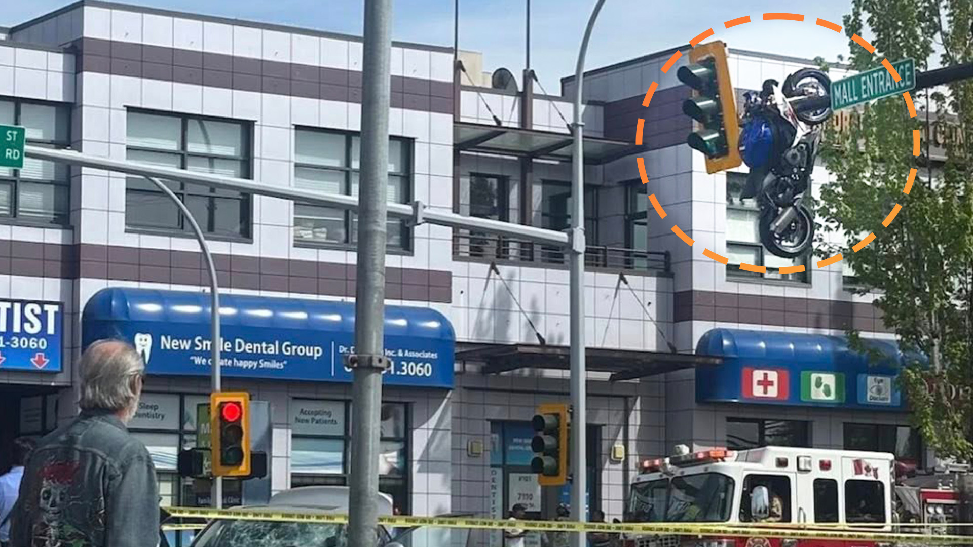 Suzuki sportbike hung up on traffic light