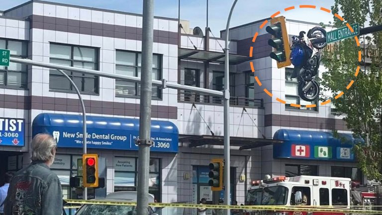 Suzuki sportbike hung up on traffic light