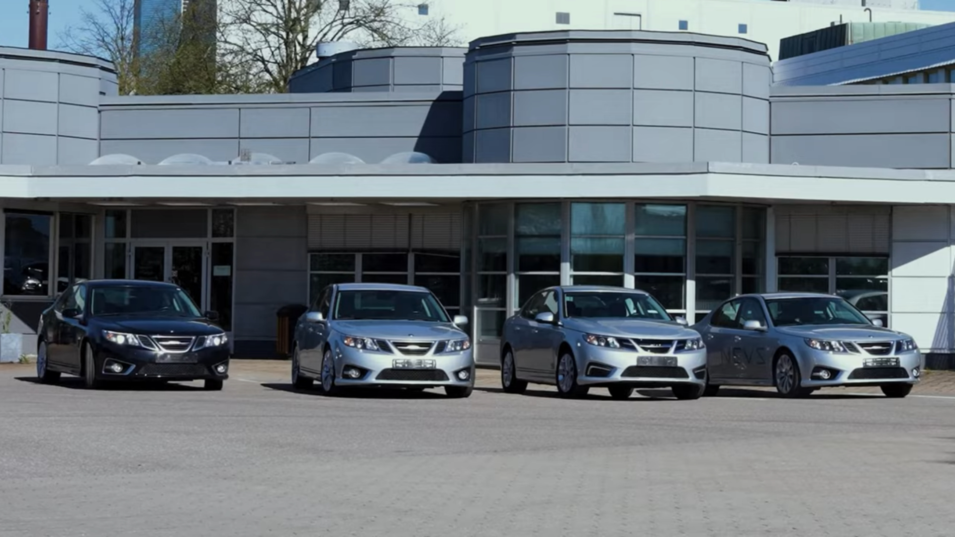 Saabs outside NEVS in Trollhättan, Sweden. (Klaravik Sverige/Youtube)