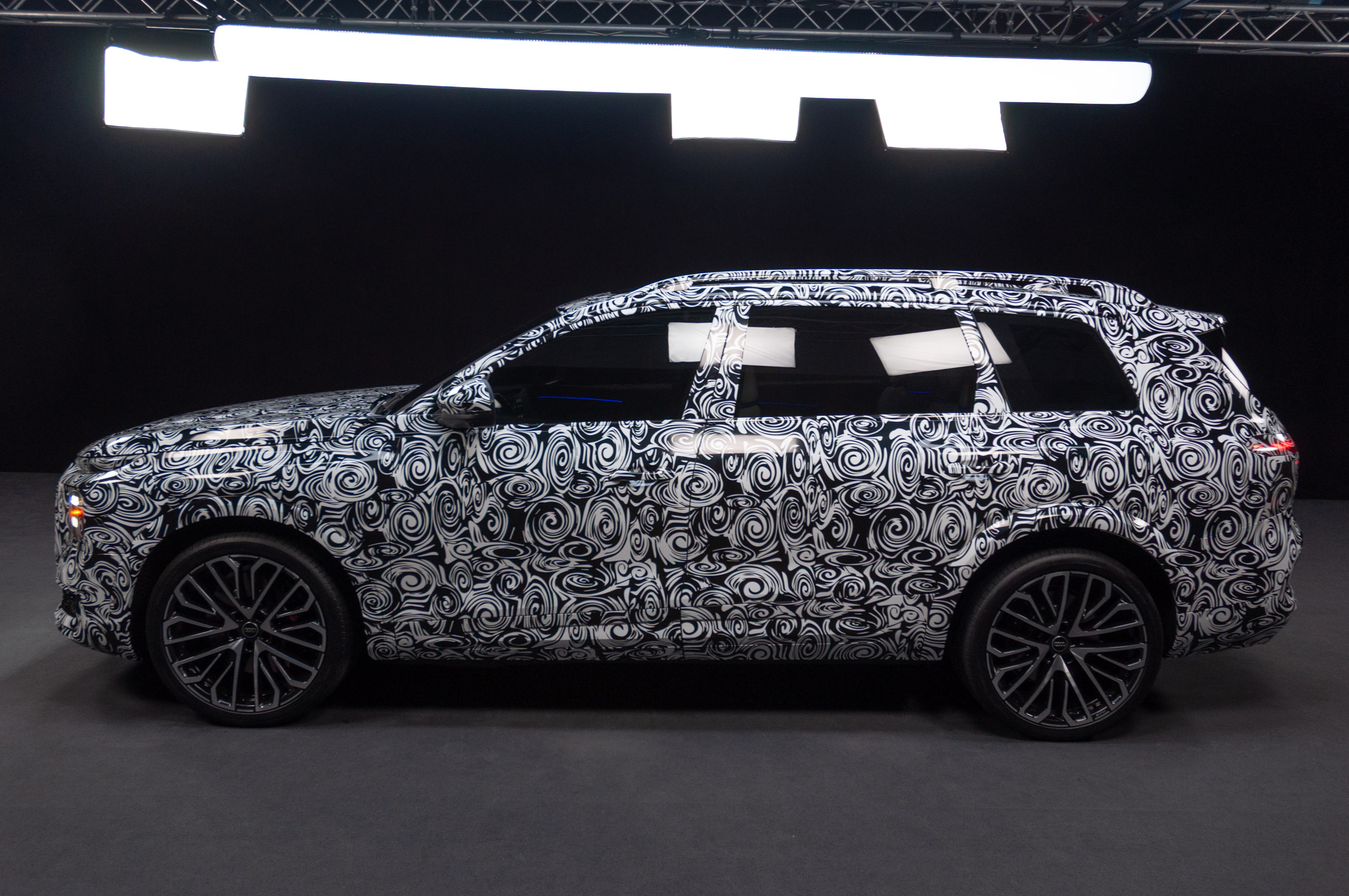 2027 Audi Q9:配備超大置杯架與座椅震動音響系統的旗艦 SUV