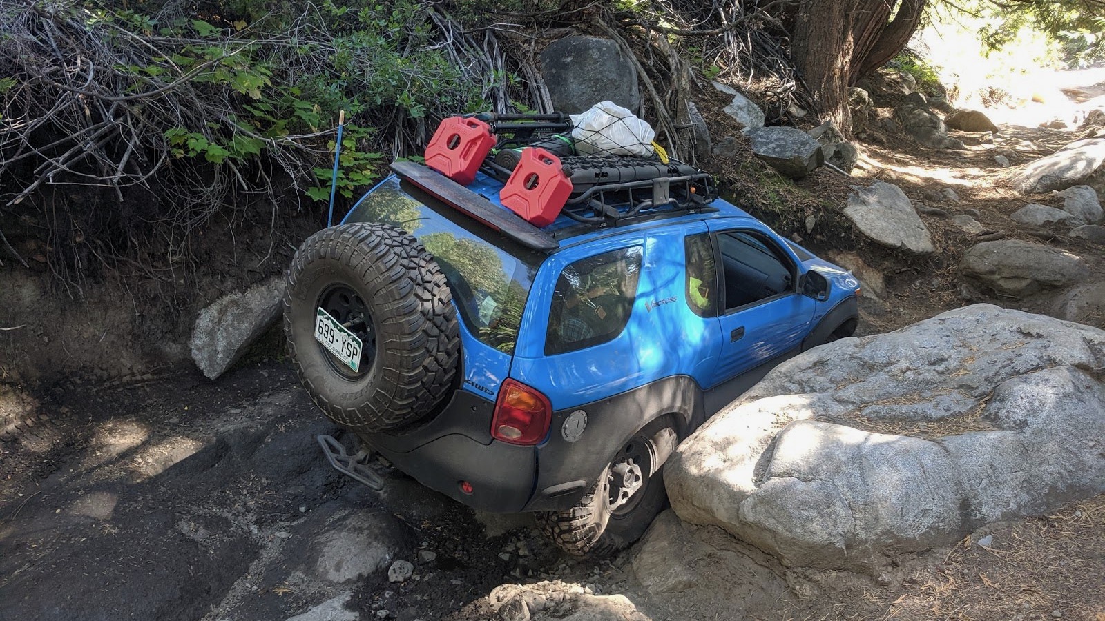 這輛搭載 Lexus V8 引擎與五速手排的 Isuzu Vehicross，你絕對需要它