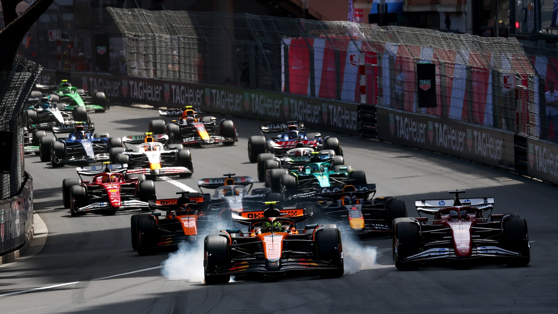 MONTE-CARLO, MONACO - MAY 25: Lando Norris of Great Britain driving the (4) McLaren MCL39 Mercedes leads Charles Leclerc of Monaco driving the (16) Scuderia Ferrari SF-25 Oscar Piastri of Australia driving the (81) McLaren MCL39 Mercedes Max Verstappen of the Netherlands driving the (1) Oracle Red Bull Racing RB21 and the rest of the field at the start during the F1 Grand Prix of Monaco at Circuit de Monaco on May 25, 2025 in Monte-Carlo, Monaco. (Photo by Mark Thompson/Getty Images)