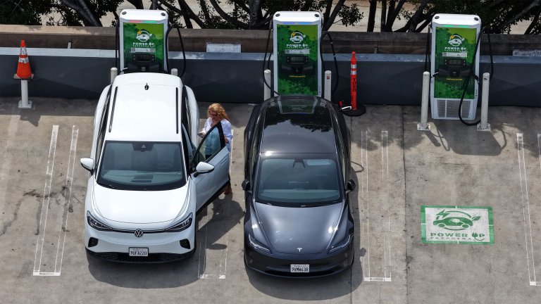 PASADENA, CALIFORNIA - MARCH 30: In an aerial view, electric carscharge at a Power Up Pasadena charging station on March 30, 2026, in Pasadena, California. As gas prices surge amid the war in Iran, online automotive resource Edmunds reported a 22% increase in searches for electric vehicles during the week of March 2, as motorists look for ways to avoid high fuel costs. (Photo by Justin Sullivan/Getty Images)