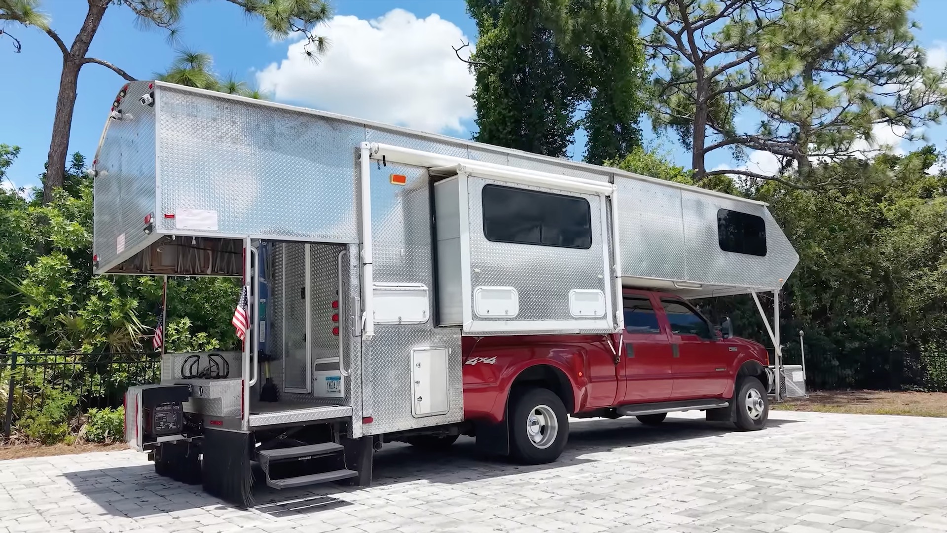 這輛福特 Super Duty 巨型露營車是史上最極端的 RV 之一