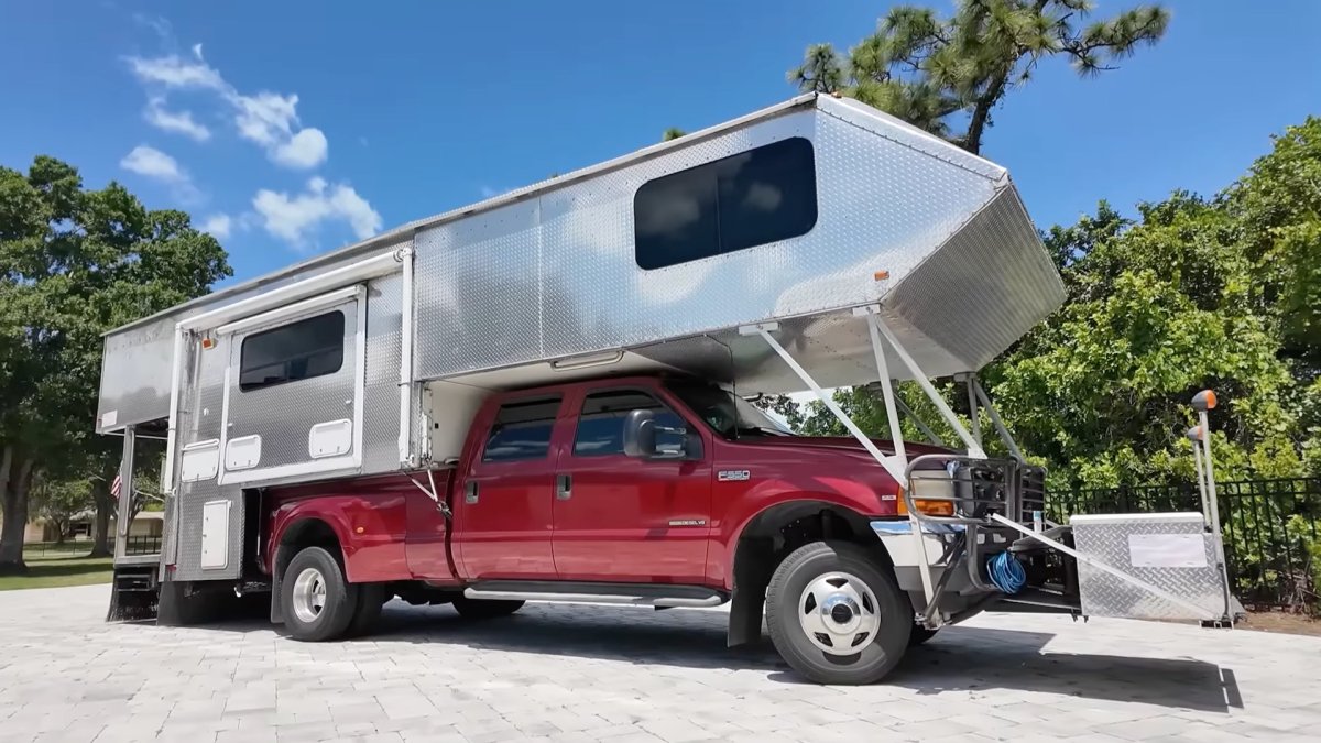 這輛福特 Super Duty 巨型露營車是史上最極端的 RV 之一