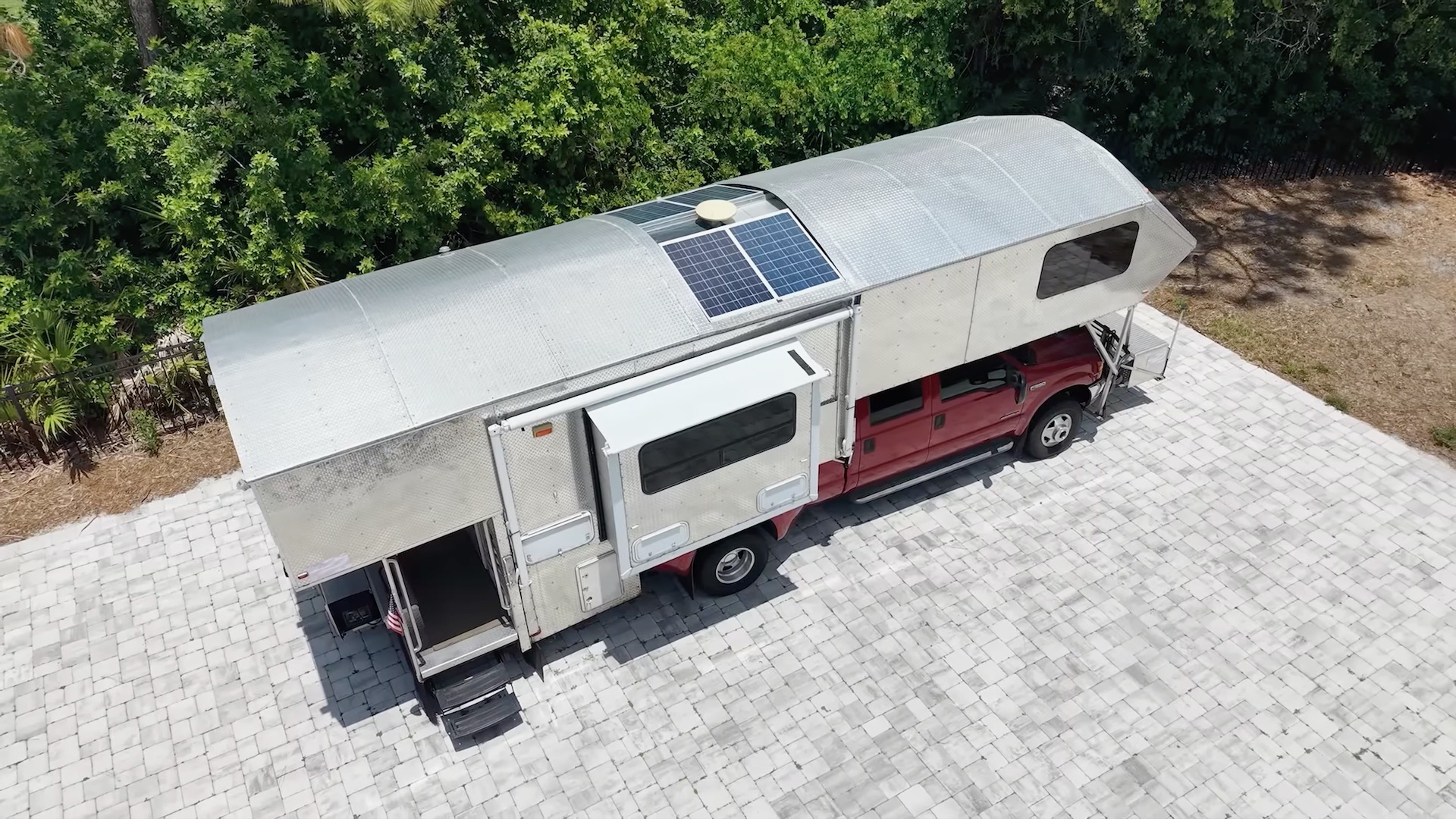 這輛福特 Super Duty 巨型露營車是史上最極端的 RV 之一
