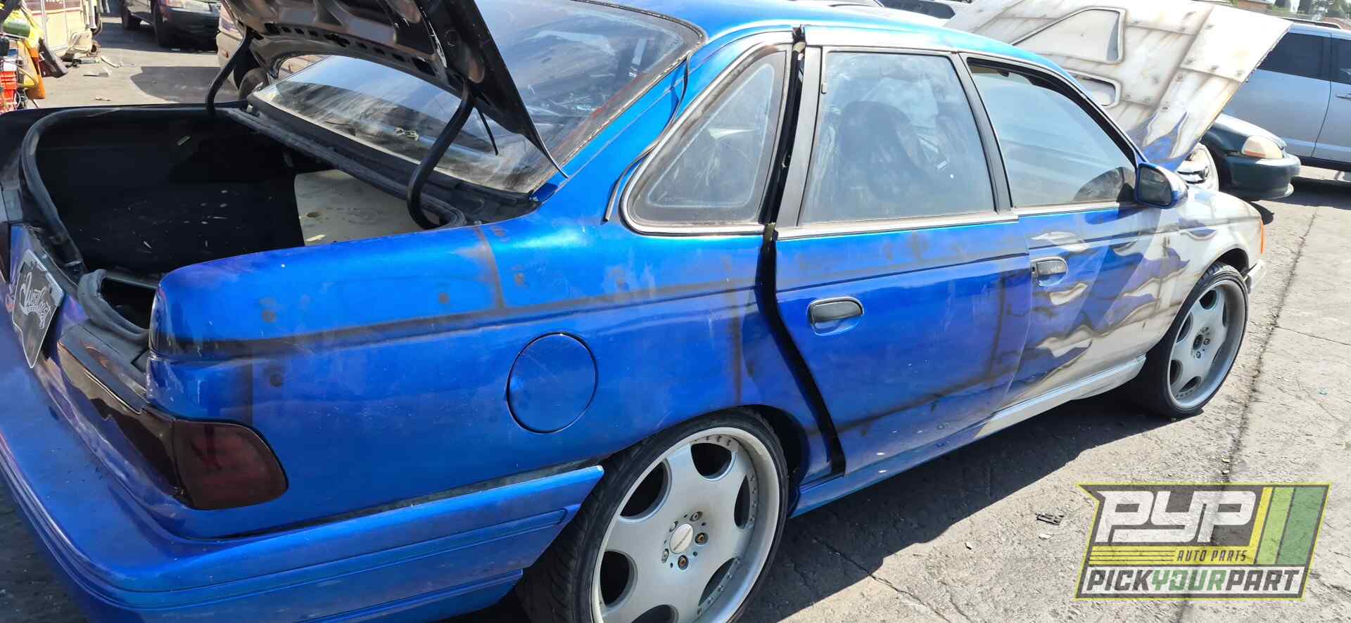 《Pimp My Ride》改造的 1989 年福特 Taurus 現身加州報廢場