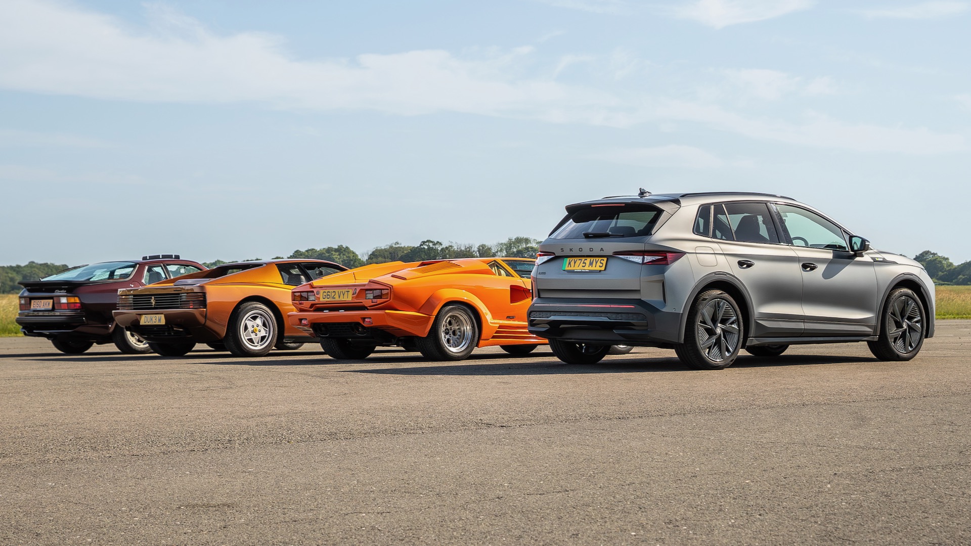 Škoda Elroq vRS vs 1980s supercars drag race