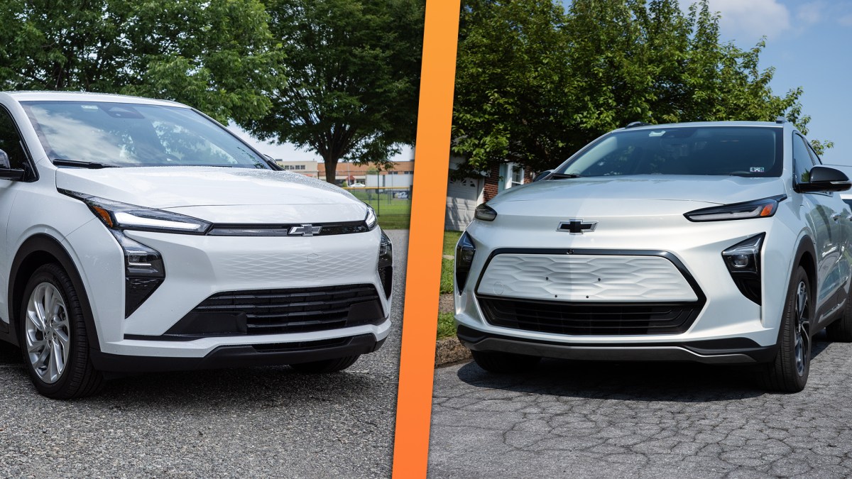 Un'auto elettrica Chevrolet Bolt 2027 con portico di ricarica e interni moderni
