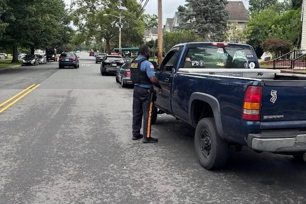Cop pulls over alleged distracted driver