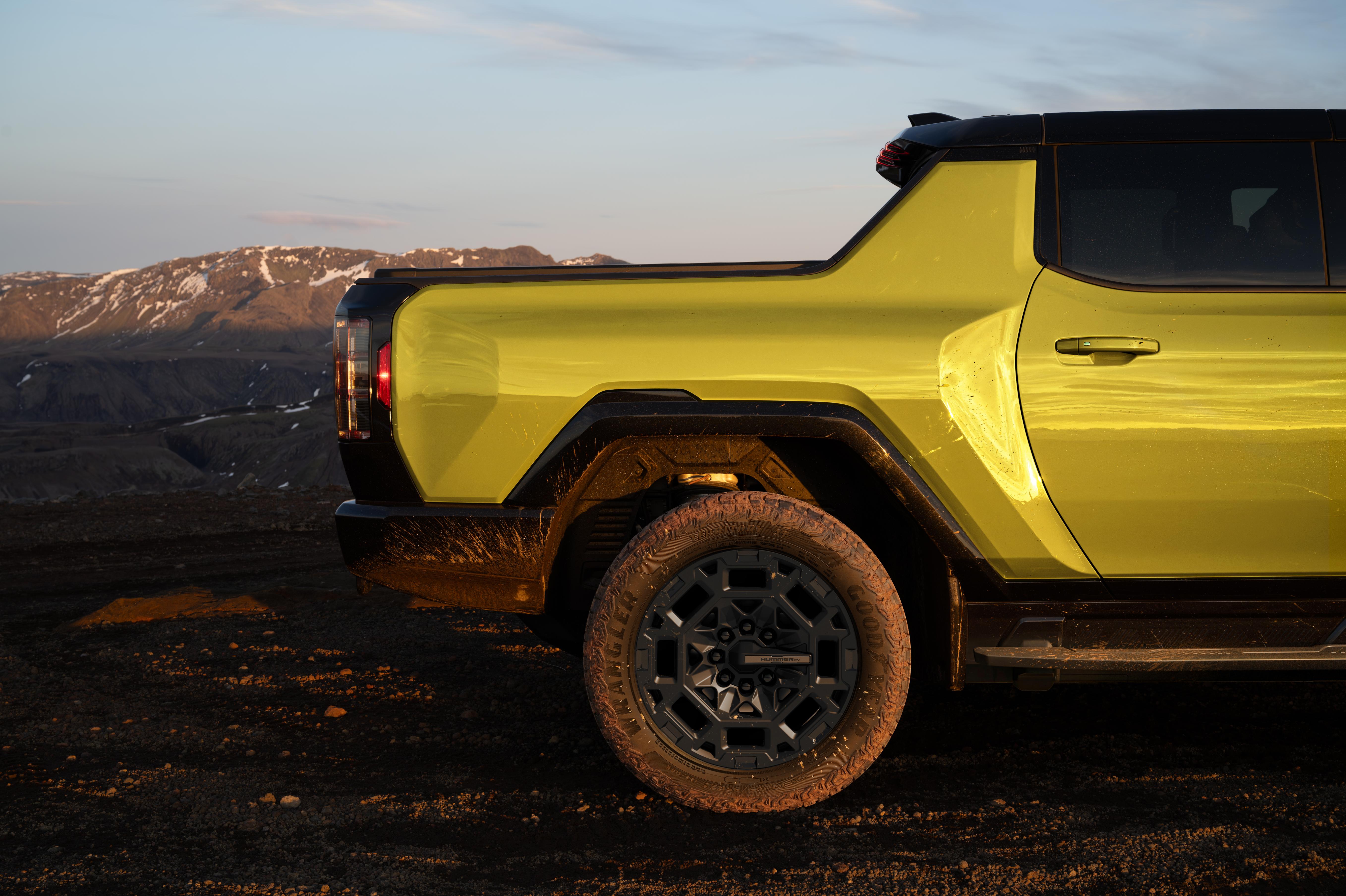 GMC 推出全新黃色悍馬 EV，向經典 H2 致敬