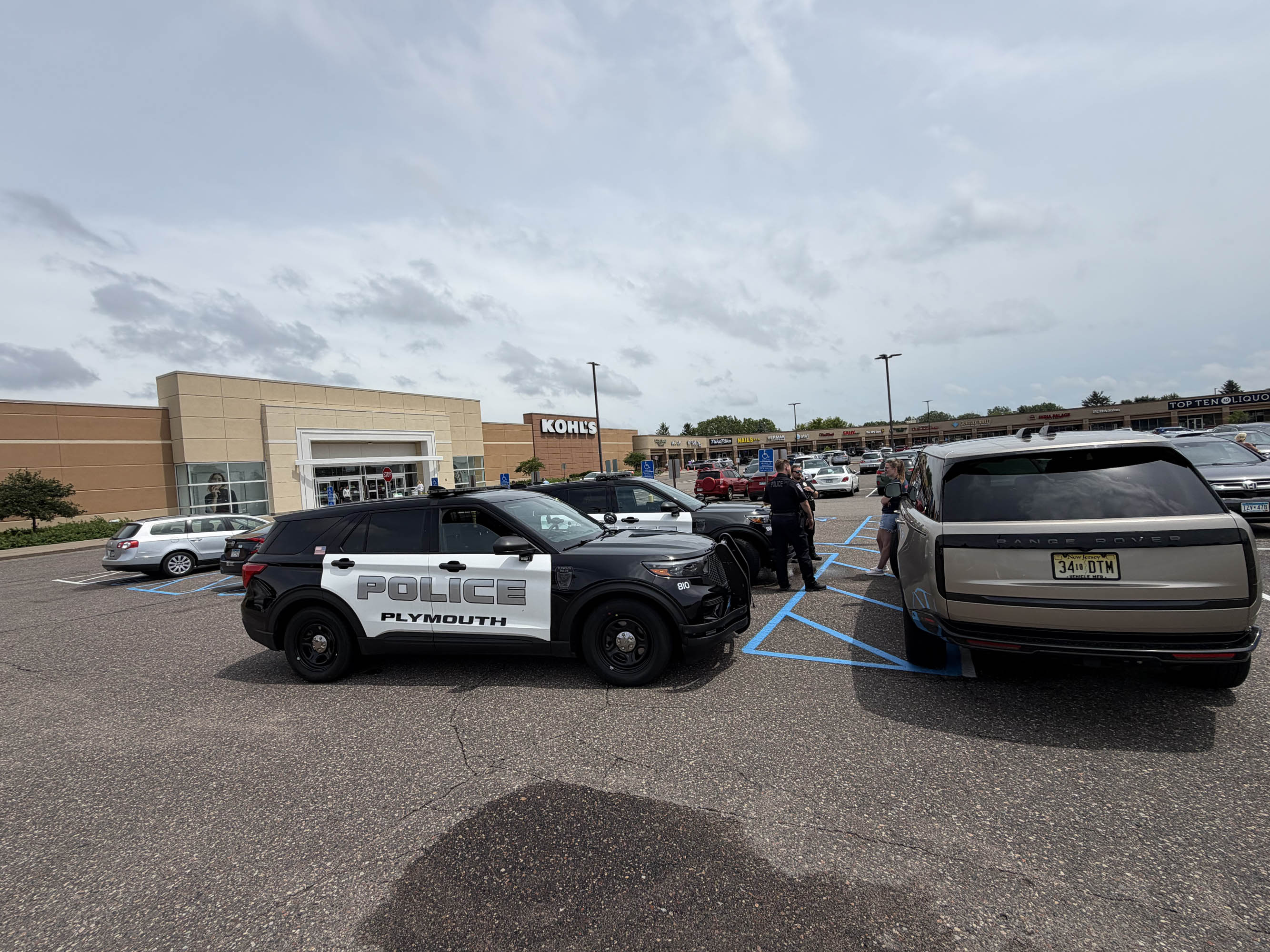 Range Rover with cops