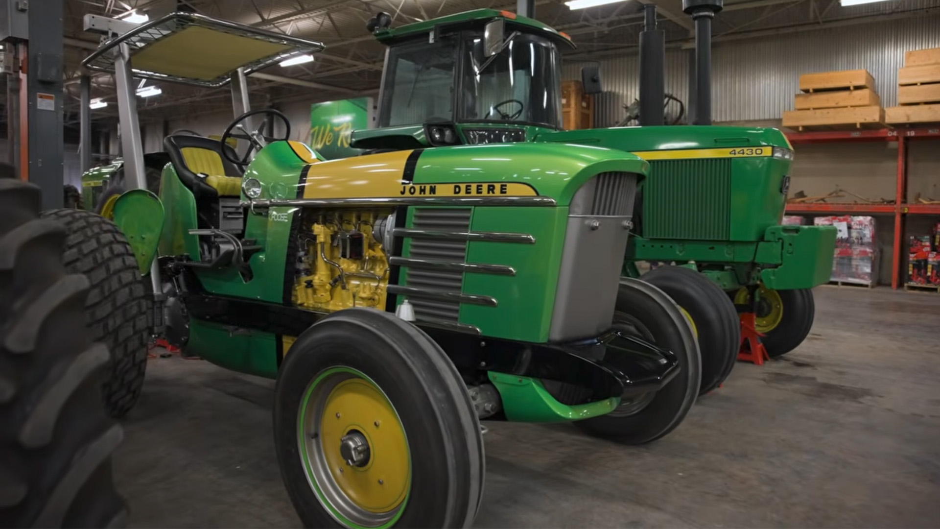 鬼才設計師 Chip Foose 將 John Deere 拖拉機改造成復古賽車