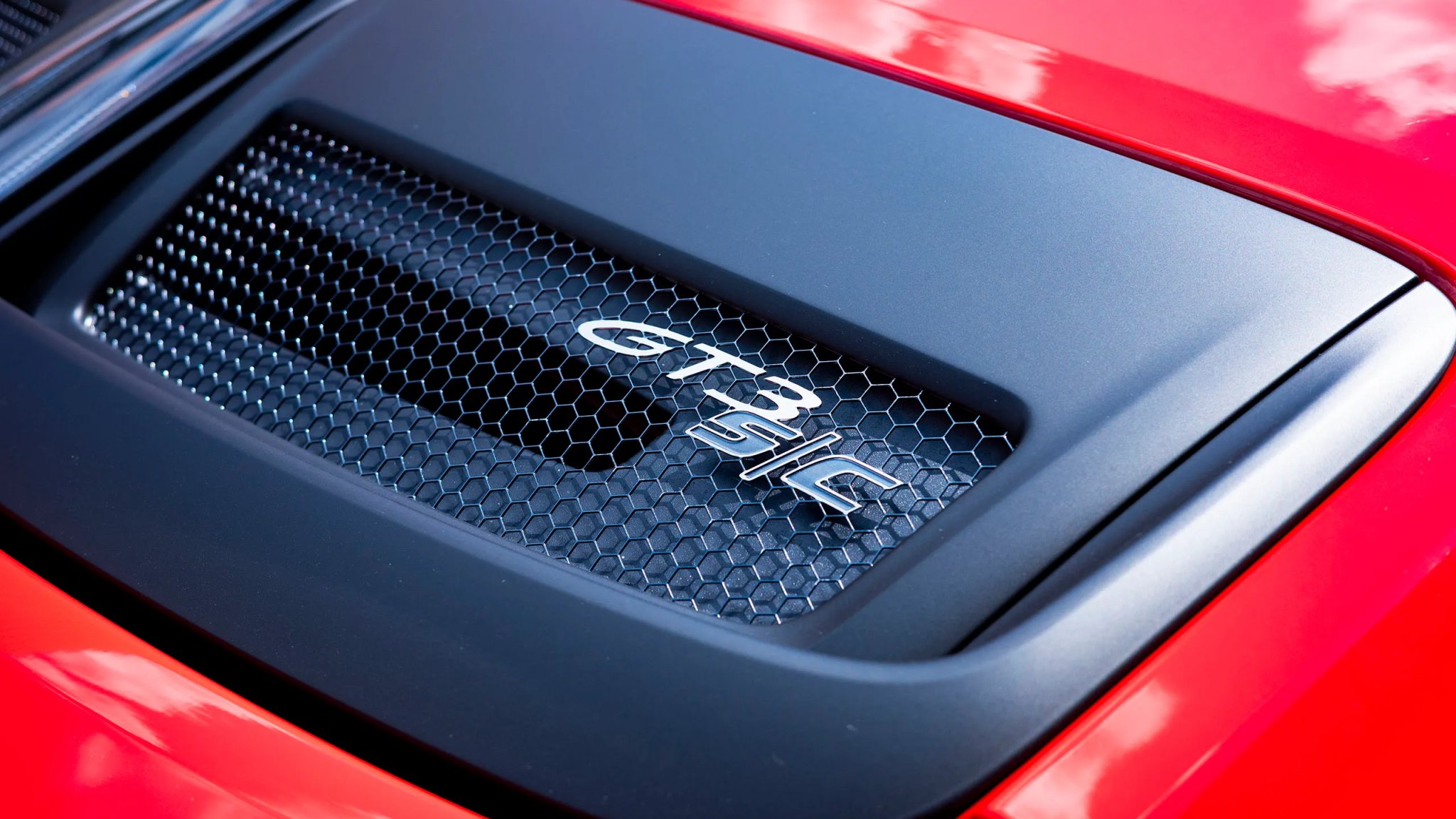 Porsche 911 GT3 S/C badge on rear vent