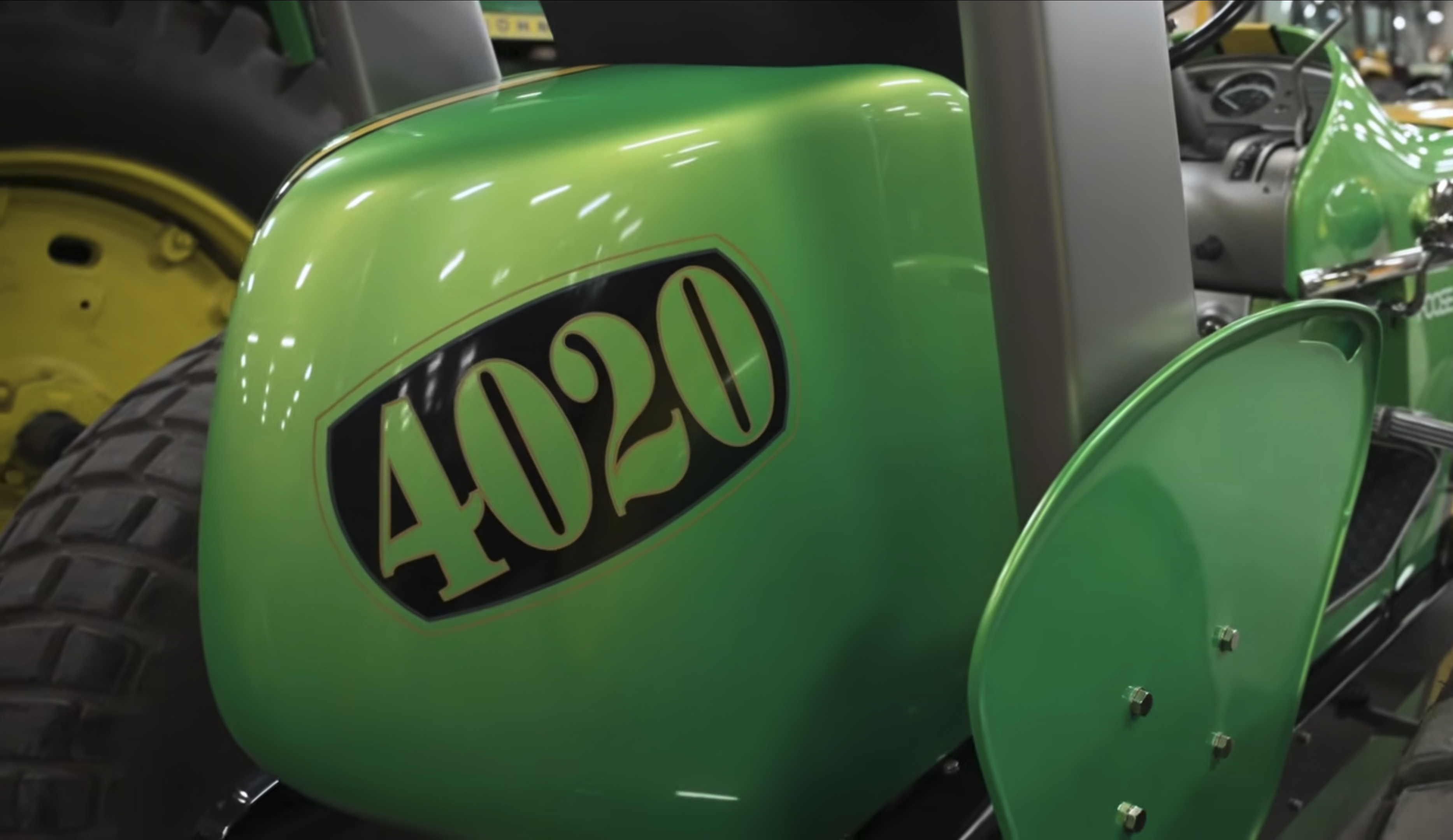 鬼才設計師 Chip Foose 將 John Deere 拖拉機改造成復古賽車