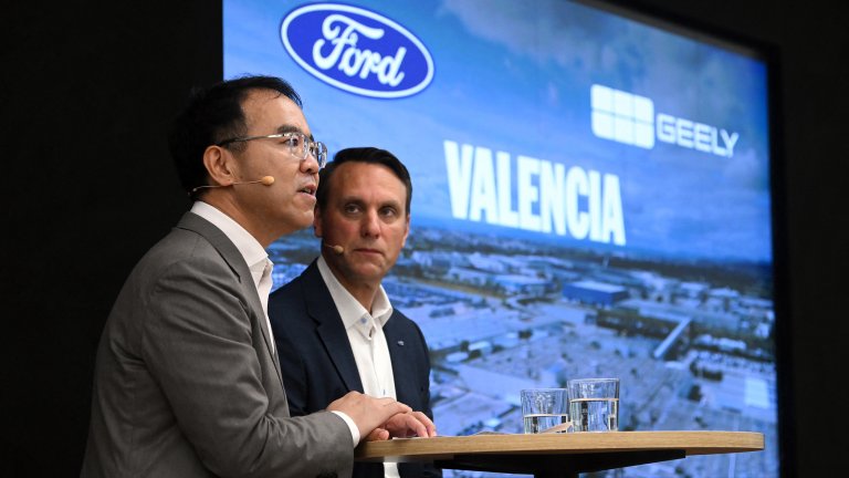 Geely Senior Vice President Victor Yang Xueliang, at left, holds a joint press conference with Ford Europe President Jim Baumbick at a Ford plant outside Valencia on July 23. The two companies will jointly develop vehicles for Europe at the site.