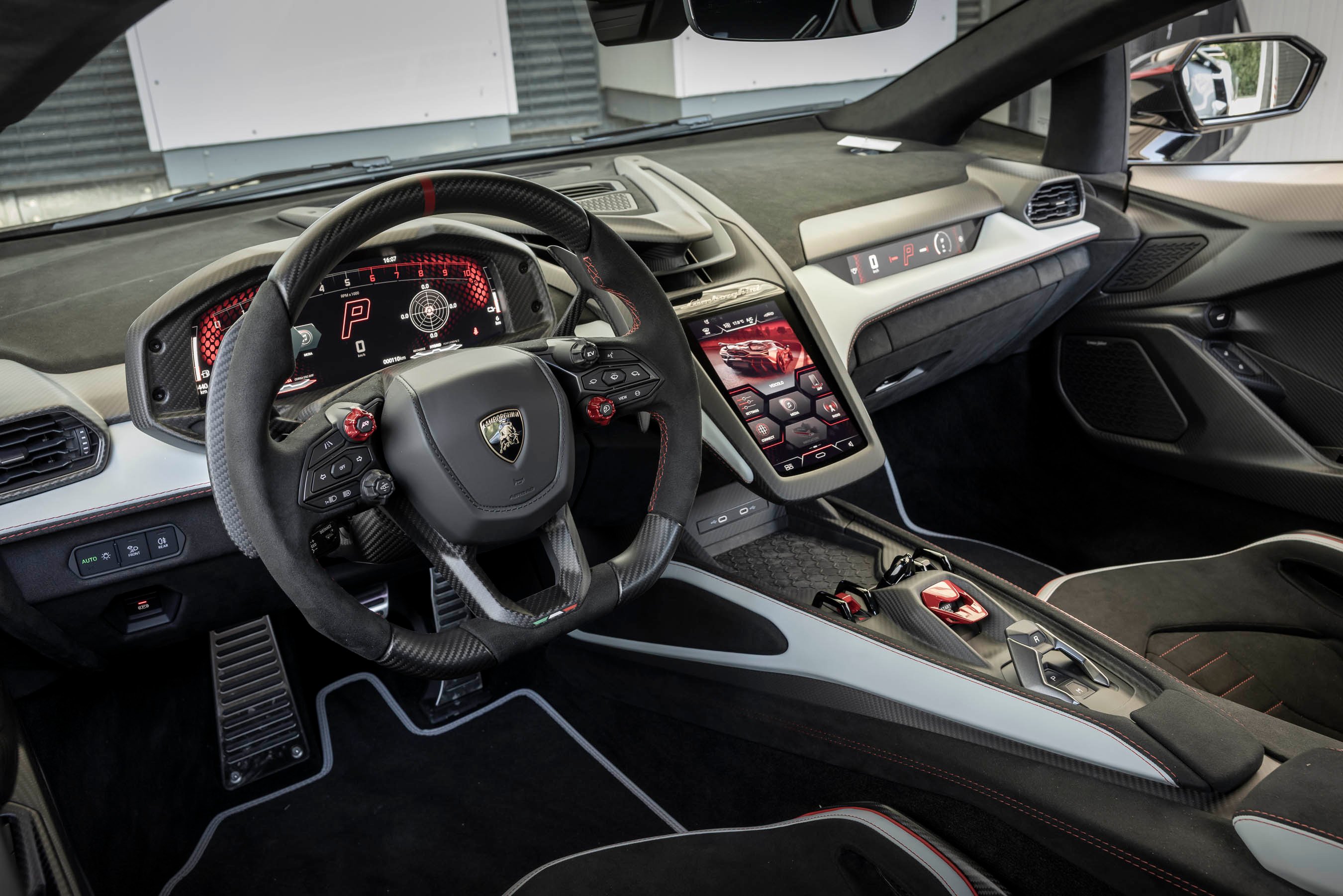 Lamborghini Revuelto SV