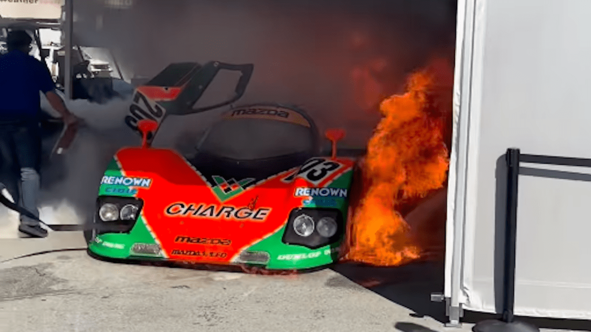 傳奇 Mazda 767B 原型車在 Laguna Seca 賽道旁起火燃燒