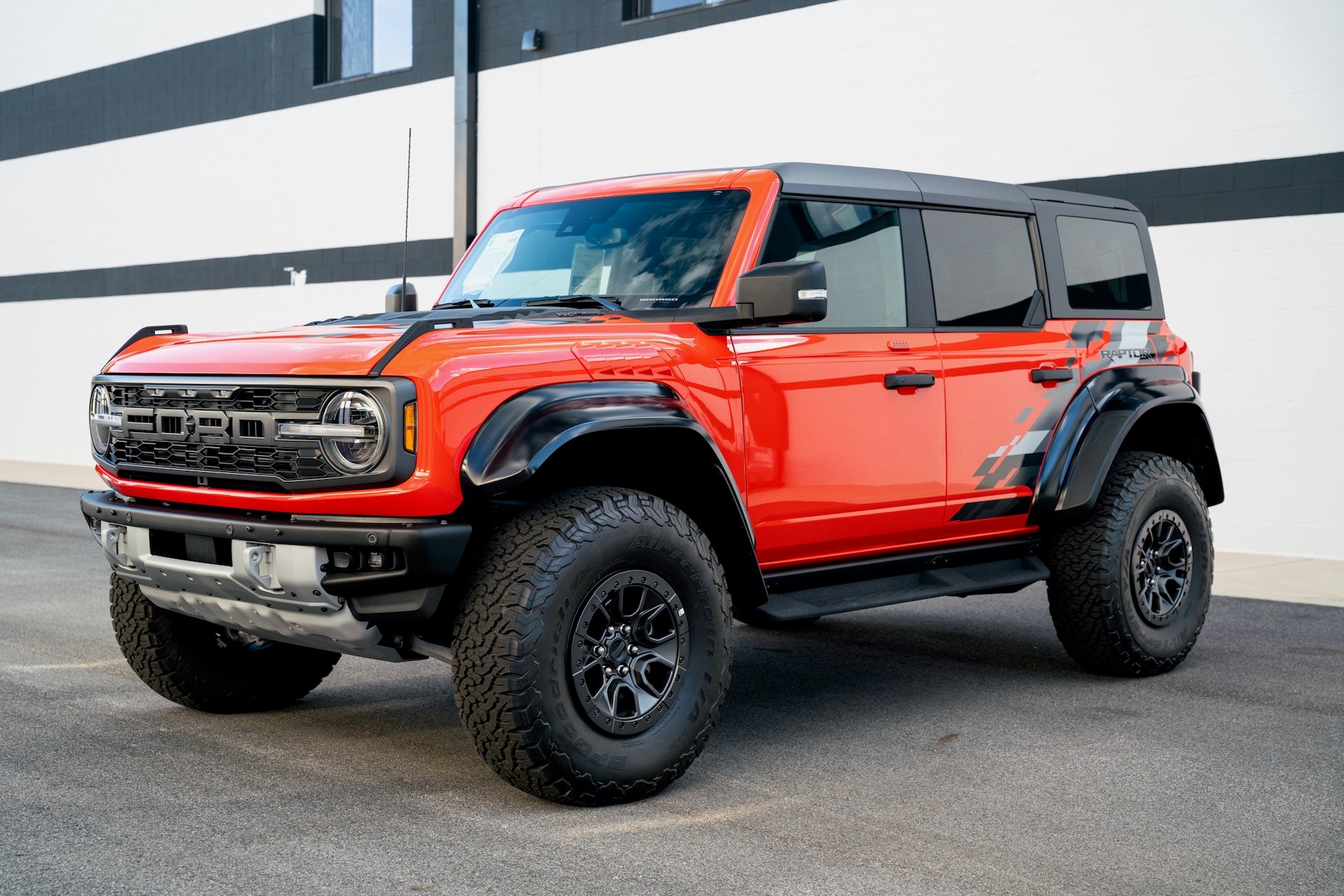 Pierwszy w historii Ford Bronco Raptor sprzedany za bezcen