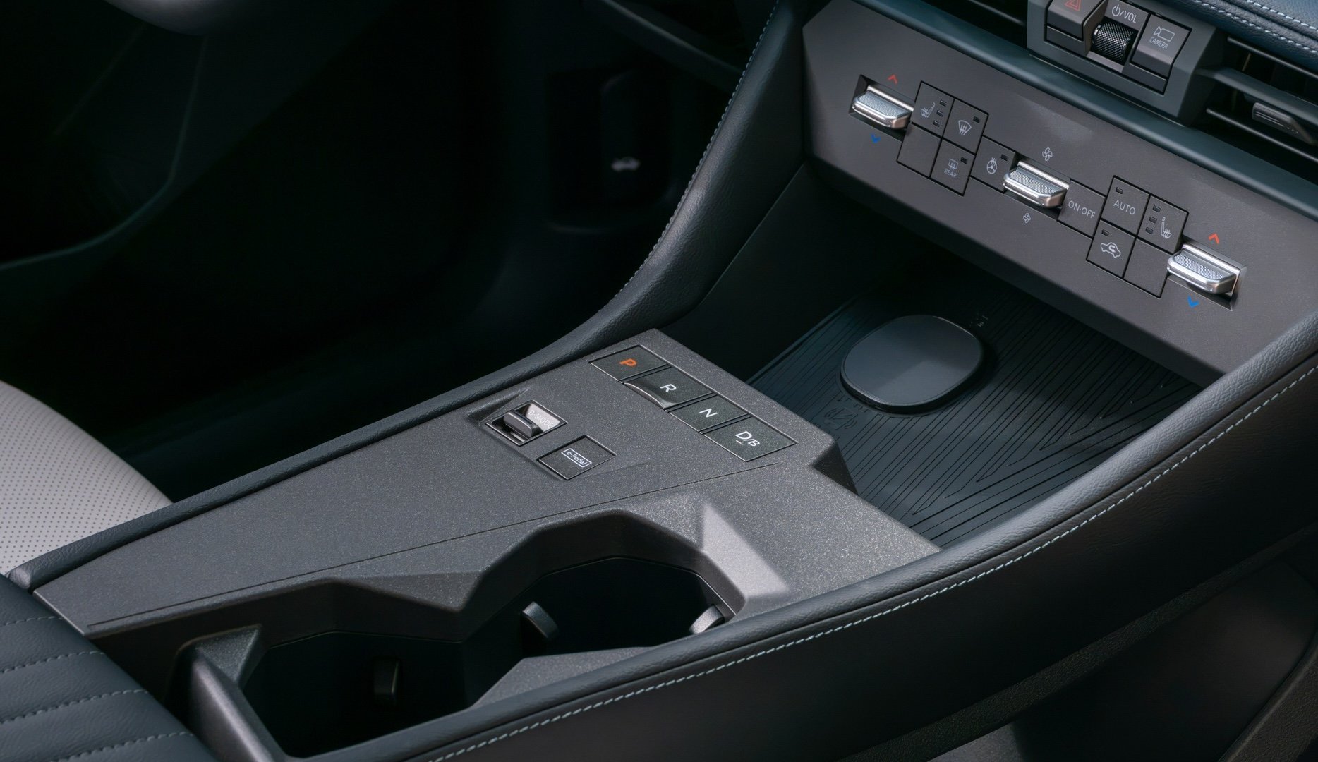 Nissan rezygnuje z wykończenia piano black i chromu. Klienci mają dość odcisków palców