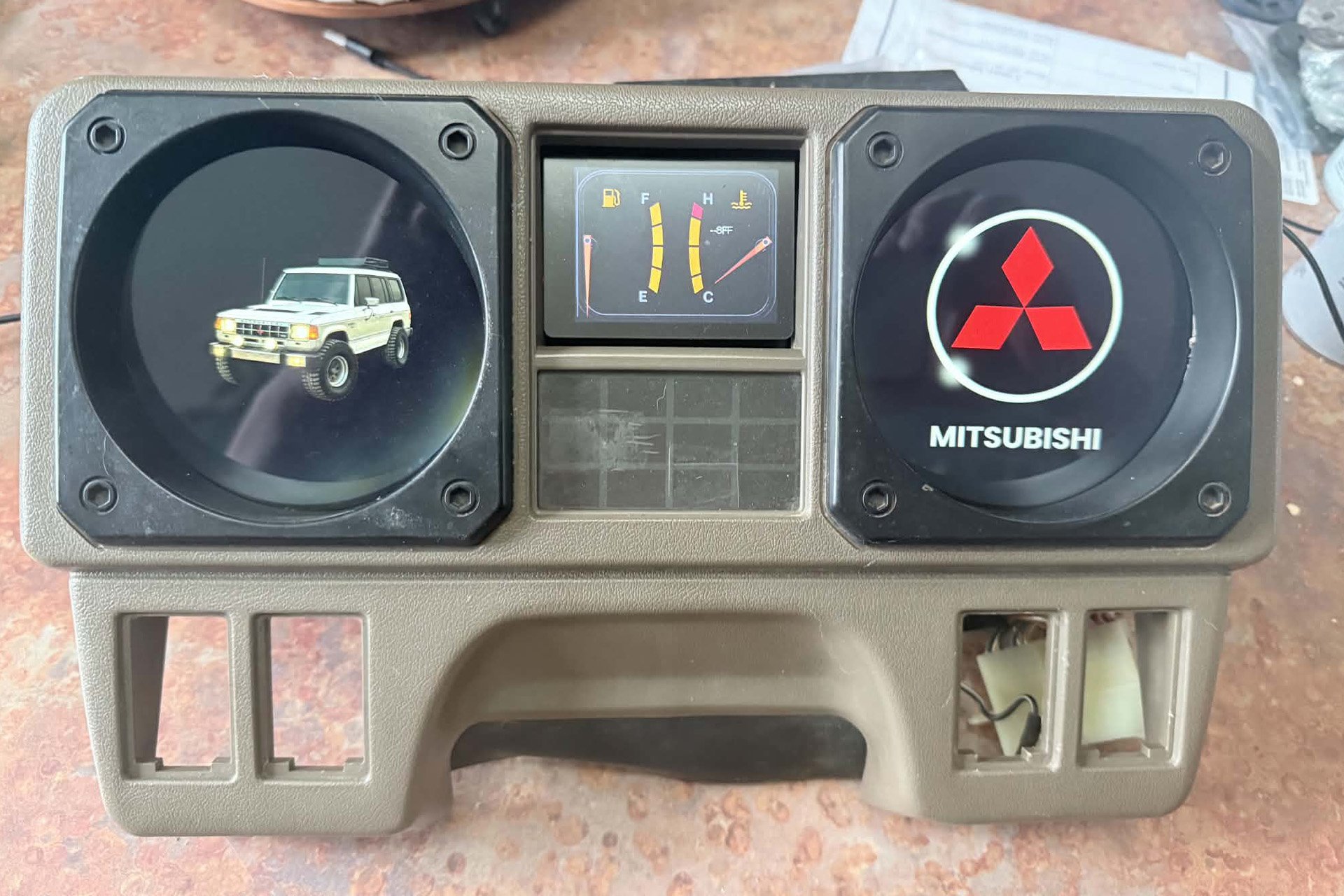 Jak to zrobić dobrze: montaż cyfrowych wskaźników OEM+ w starym aucie 4x4