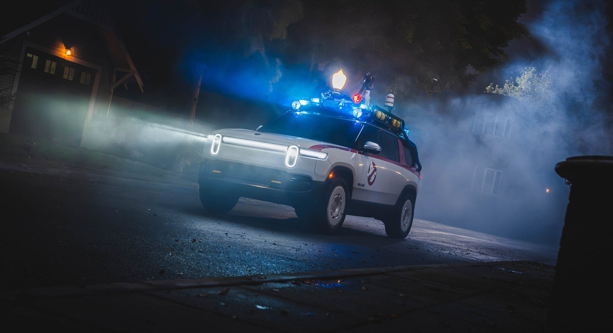 Rivian R1S w wersji Ecto-1 z Pogromców Duchów – z syrenami, radarem i całym osprzętem. Wygląda świetnie
