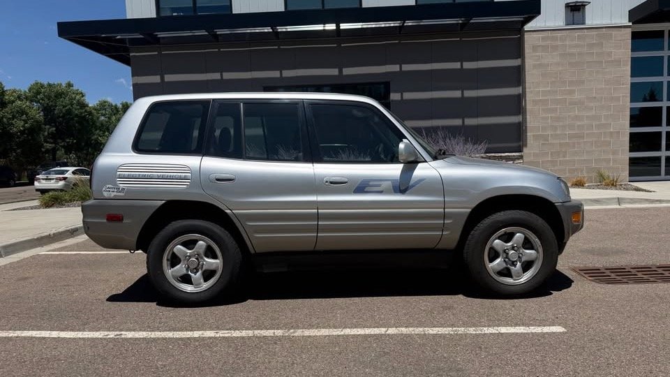 Historyczny Toyota RAV4 EV na sprzedaż wciąż z oryginalną baterią