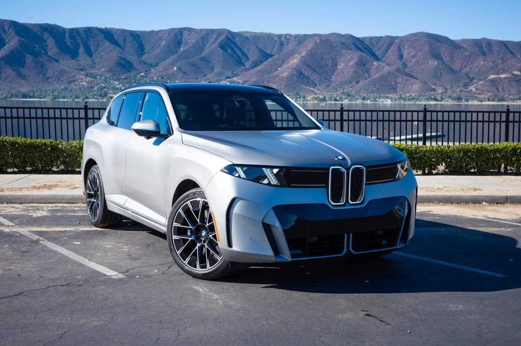 BMW iX5 front three quarters view