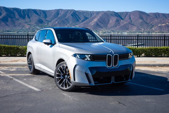 BMW iX5 front three quarters view