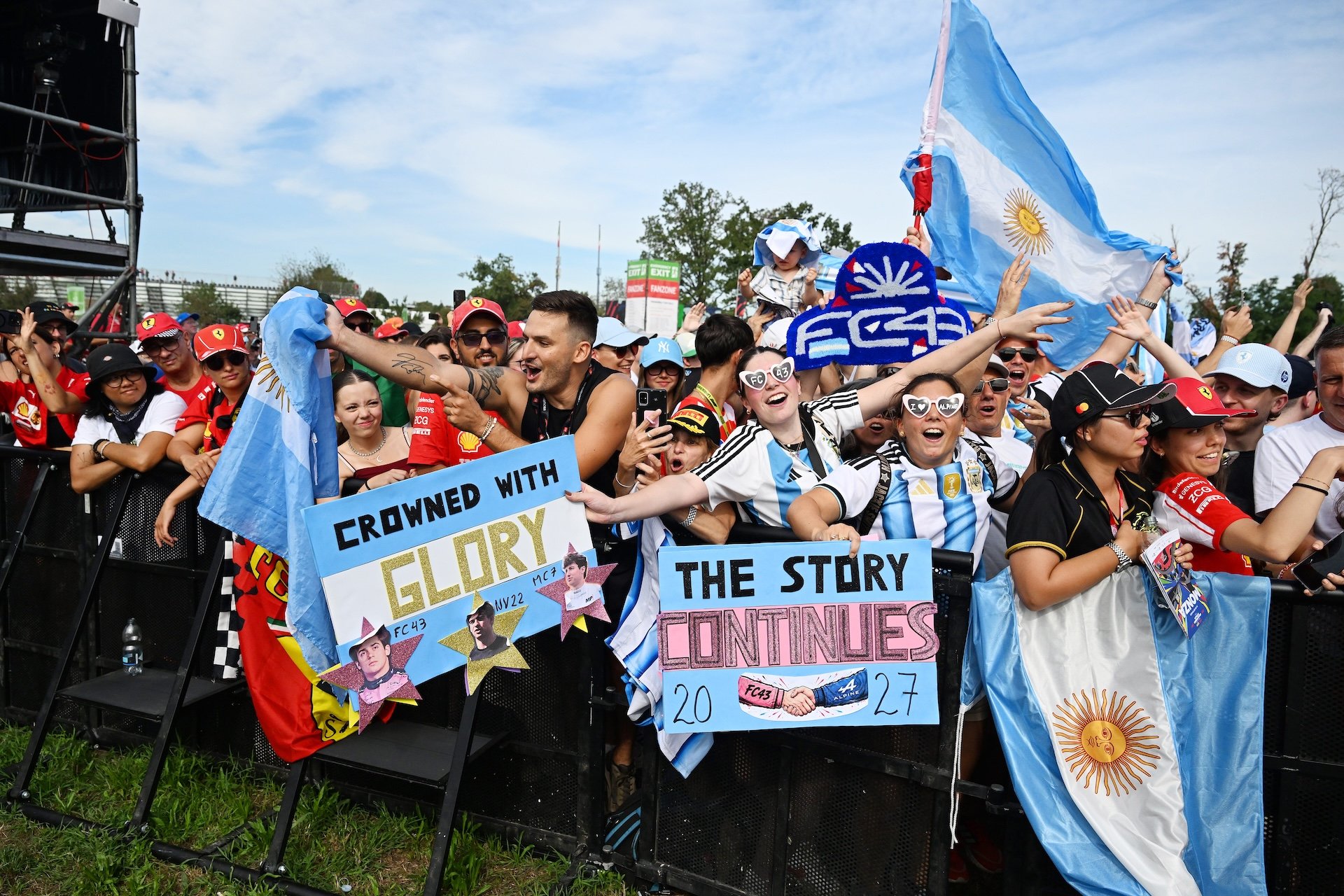 MONZA, ITALY - SEPTEMBER 05: Fans show their support for Franco Colapinto of Argentina and Alpine F1 in the fan zone prior to final practice ahead of the F1 Grand Prix of Italy at Autodromo Nazionale Monza on September 05, 2026 in Monza, Italy. (Photo by Mark Sutton - Formula 1/Formula 1 via Getty Images)